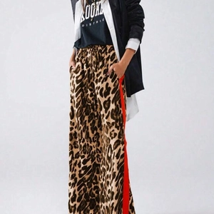 Damen-Leopardenhose mit weitem Bein, sportlichem rotem Seitenstreifen und Kordelzug