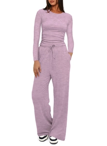 Dettaglio del set lounge in maglia malva con arricciatura laterale e pantaloni larghi