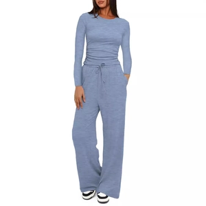Completo relax da donna blu con maglia a maniche lunghe e pantaloni a gamba larga a vita alta