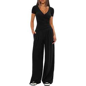 Detailansicht der schwarzen Weitbeinhose mit hoher Taille und elegantem Fall sowie Seitentasche
