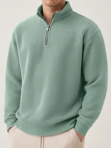 Détail de la maille gaufrée sur ce polo homme vert sauge à col zippé
