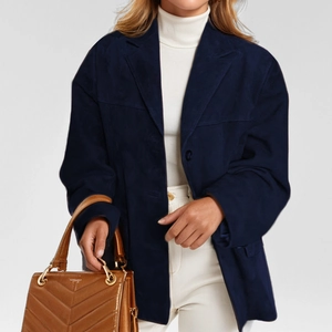 Détail d'un blazer en daim bleu marine à coupe ample avec des boutons assortis lisses