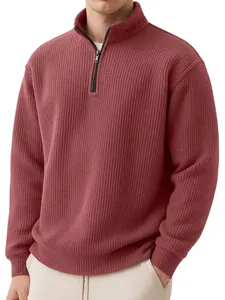 Détail du tissu en maille gaufrée et col zippé sur ce pull polo pour hommes rouge brique