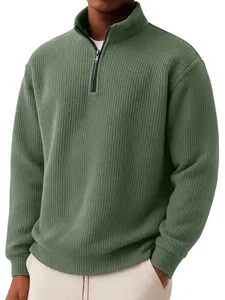Détail de la texture gaufrée vert herbe et de la fermeture éclair du polo pour hommes