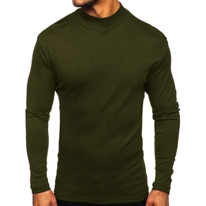 Dettaglio del maglione a collo alto da uomo in verde oliva scuro dal taglio aderente