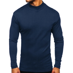 Dettaglio ravvicinato della maglia termica blu scuro da uomo con collo alto