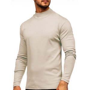 Dettaglio della maglia beige chiaro a collo alto da uomo con vestibilità aderente e maglia