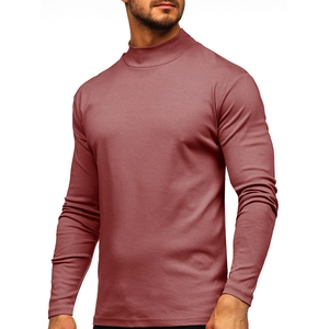 Dettaglio del collo a lupetto sulla maglia termica a maniche lunghe da uomo