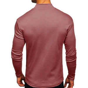 Dettaglio del retro e vestibilità aderente della maglia termica da uomo a collo alto
