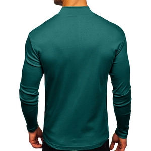 Dettaglio dolcevita uomo verde scuro con tessuto liscio e vestibilità slim sulla schiena