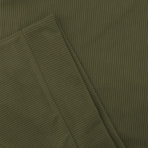 Dettaglio macro del tessuto a coste verde militare sul polsino in velluto a coste