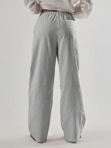 Dettaglio dei pantaloni casual a righe grigie con vita elastica e vestibilità dritta