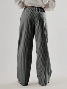 Vista dettagliata dei pantaloni a righe bianche e nere con gamba larga dal retro