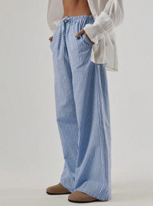 Dettaglio dei pantaloni a gamba larga a righe con coulisse regolabile in vita per casual