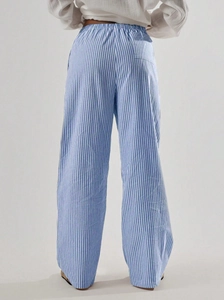 Dettaglio dell'elastico in vita e del tessuto traspirante a righe blu dei pantaloni larghi