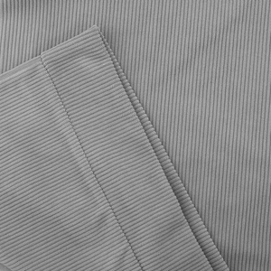 Vista macro del tessuto a coste grigio con dettagli su trama e cuciture fini