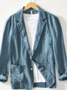 Detail eines blauen Leinen-Freizeit-Blazers mit Reverskragen und Zwei-Knopf-Verschluss
