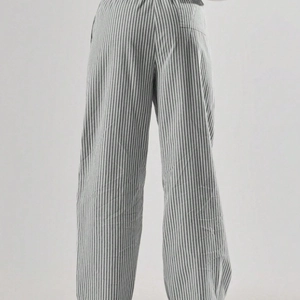 Pantaloni casual da donna a gamba larga con strisce verticali bianche e nere