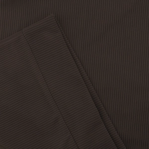 Vue macro de la texture du velours côtelé marron foncé et des détails côtelés du sweat