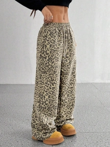 Dettaglio dei pantaloni larghi con stampa leopardata a vita alta con coulisse in vita