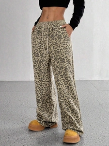 Vista laterale dettagliata dei pantaloni larghi leopardati a vita alta con coulisse