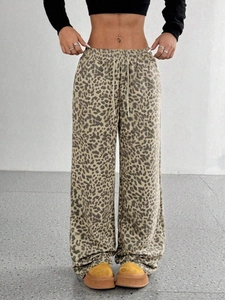 Dettaglio dei pantaloni ampi leopardati con vita elastica e coulisse regolabile