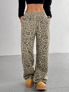 Vista dettagliata dei pantaloni larghi leopardati con vita alta elastica e coulisse regolabile