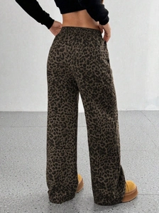 Vista posteriore dettagliata dei pantaloni larghi a vita alta con stampa leopardata