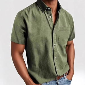 Dettaglio della trama del tessuto e del taschino sulla camicia olive a maniche corte