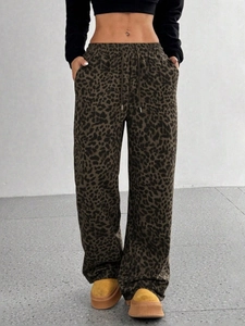 Dettaglio dei pantaloni leopardati a gamba larga con coulisse elastica e vestibilità comoda