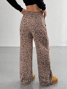 Dettaglio dei pantaloni a gamba larga a vita alta con stampa leopardata dal retro