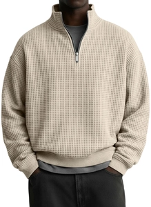Détails de la maille gaufrée beige et de la demi-fermeture éclair en métal sur le sweat-shirt