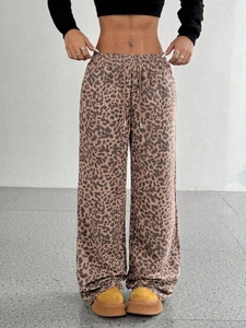 Dettaglio dei pantaloni leopardati a gamba larga con coulisse regolabile in vita