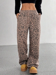 Dettaglio ravvicinato dei pantaloni larghi leopardati con coulisse elastica in vita