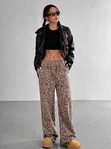 Pantaloni da donna a vita alta con gamba larga e stampa leopardata con giacca di pelle