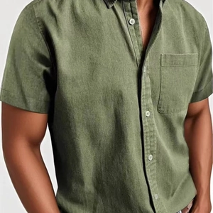 Camicia a maniche corte verde militare da uomo con taschino sul petto e colletto