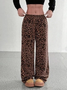 Dettaglio dei pantaloni larghi leopardati con vita elastica e coulisse regolabile