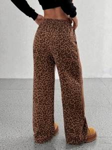 Vista posteriore dei pantaloni leopardati a vita alta con gamba larga e tasca posteriore