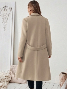 Achteraanzicht van beige wollen jas met tailleriem en stijlvolle revers voor vrouwen