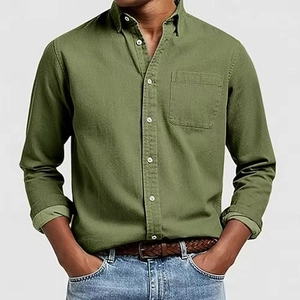 Camicia da uomo a maniche lunghe verde oliva con taschino sul petto e colletto classico