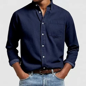 Camicia classica blu scuro da uomo a maniche lunghe con taschino e bottoni a contrasto