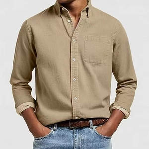 Dettaglio camicia da uomo color kaki a maniche lunghe con taschino e colletto a punta