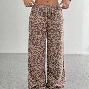 Pantaloni leopardati a vita alta da donna con coulisse e gamba larga per un look alla moda