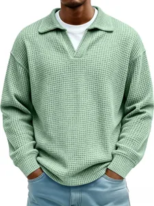 Detailaufnahme von salbeigrünem Waffelstrick-Poloshirt mit hochwertiger Textur