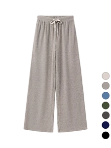 Détail du pantalon côtelé à taille haute avec taille élastique et options de couleurs