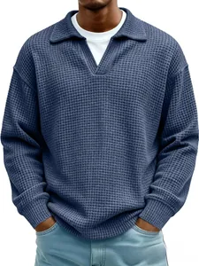 Detail eines blauen Waffelstrick-Poloshirts mit strukturierter Textur und V-Ausschnitt