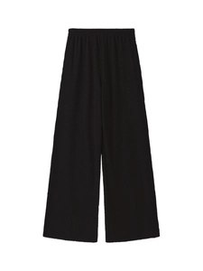 Détail du tissu en maille côtelée noire et taille haute élastique du pantalon large