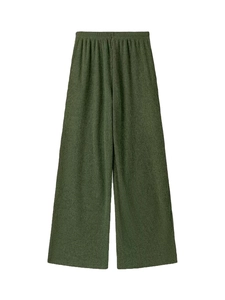 Détail du pantalon large vert foncé taille haute montrant la texture côtelée et l'élastique