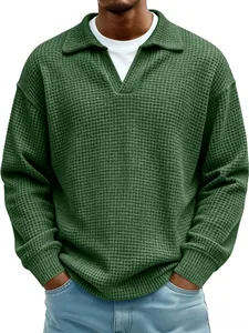 Detailansicht der dunkelgrünen Waffelstruktur und Rippbündchen am Herren-Poloshirt