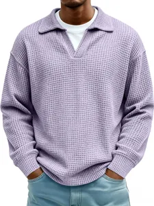 Detail der hellvioletten Waffelstrick-Textur bei einem Herren-Business-Casual-Polo